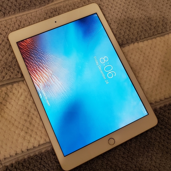 Apple iPad 5th Generation 32GB WiFi - Picture 4 of 8